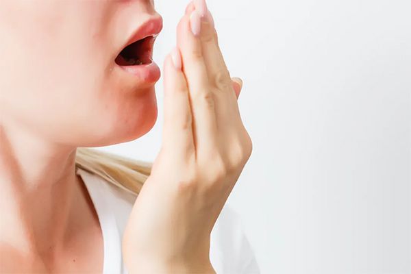 Hơi thở có mùi sau khi bọc răng sứ